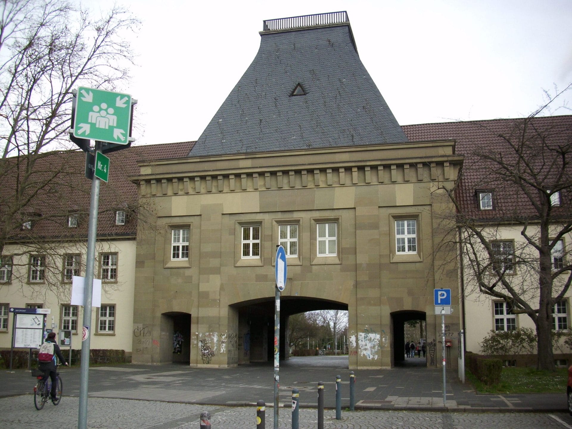 Claudia 8 Uni Mainz Ich bin Claudia, wurde 1983 in "Middlfranggn" geboren, habe in Frankfurt am Main studiert und lebe derzeit in Wiesbaden. Dort habe ich die Praxis Beziehungslust gegründet habe, bevor ich im Juni 2024 noch einen weiteren Praxisraum in Oberursel eröffnet habe.